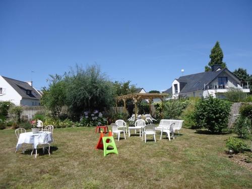 Photo de la galerie de l'établissement Maison calme à 150 m de la plage, Wi-Fi, 8 à 10 pers. - FR-1-639-68, à Sarzeau