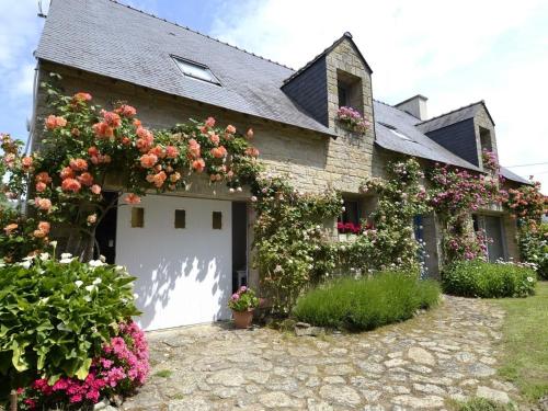 Photo de la galerie de l'établissement Maison calme à 150 m de la plage, Wi-Fi, 8 à 10 pers. - FR-1-639-68, à Sarzeau
