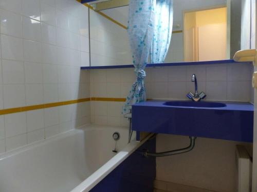y baño con lavabo azul y bañera. en Studio Le Lavandou, 1 pièce, 4 personnes - FR-1-308-152, en Le Lavandou