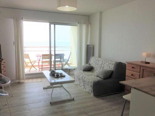 un salon avec un canapé et une table dans l'établissement Studio cabine 4 pers, parking, plage, 2 étoiles, Saint-Gilles-Croix-de-Vie - FR-1-224-791, à Saint-Gilles-Croix-de-Vie