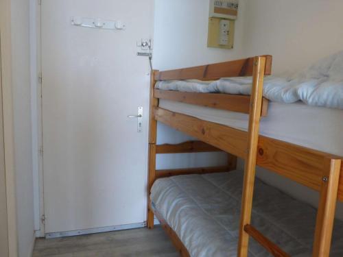 quelques lits superposés dans une chambre dans l'établissement Studio cabine 4 pers, parking, plage, 2 étoiles, Saint-Gilles-Croix-de-Vie - FR-1-224-791, à Saint-Gilles-Croix-de-Vie