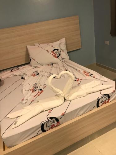 Una cama con cisnes hecha para parecer un corazón en Hotel Moinho do Leste, en São Paulo