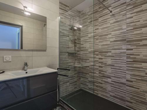 ein Bad mit einem Waschbecken und einer Glasdusche in der Unterkunft Appartement Biarritz, 3 pièces, 4 personnes - FR-1-3-560 in Biarritz