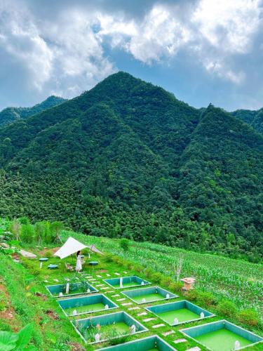 Vue générale sur la montagne ou vue sur la montagne depuis le séjour chez l'habitant