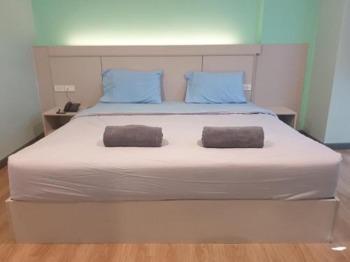 a large bed with two pillows on top of it at Sritrang Residence in Ban Khlong Wa