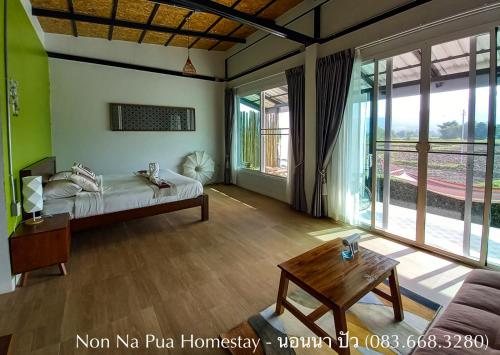 浦阿NON NA PUA - นอนนา ปัว的带床和桌子的客厅