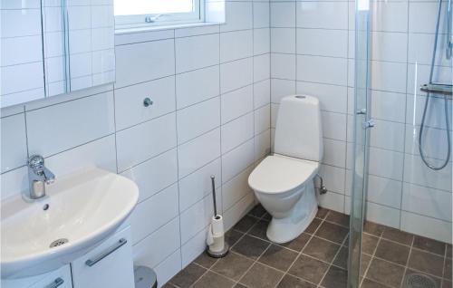 uma casa de banho com um WC e um lavatório em Cozy Apartment In Sysslebck With Wifi em Sysslebäck