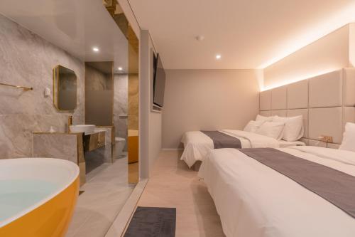 Postel nebo postele na pokoji v ubytování Denbasta Central Hotel Seomyeon