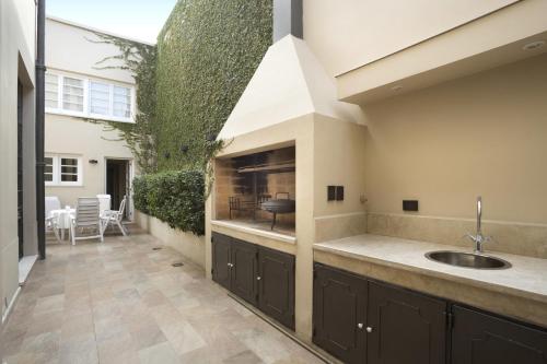 cocina con fregadero y patio en Casa Sur - 400 m from the park at most elegant neighbourhood in Mendoza City, en Mendoza