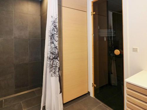 uma casa de banho com um chuveiro e uma porta de vidro em Holiday home Hadsund CXXXI em Hadsund