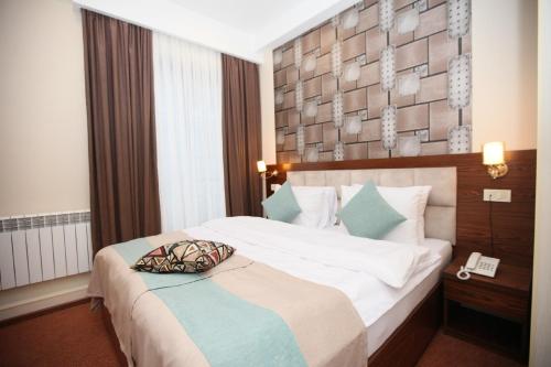 En eller flere senge i et værelse på Auroom Hotel