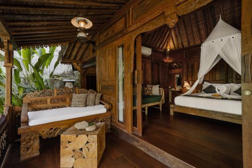 ウブドにあるBubu Mesari Ubud Villaのベッド2台 木製の壁の部屋