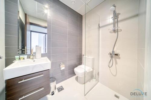 Koupelna v ubytování Cheerful 3BR Townhouse at DAMAC Hills 2, Dubailand by Deluxe Holiday Homes