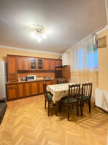 uma sala de estar com mesa e cadeiras e uma cozinha em Davit's Apartment 21 em Tbilisi