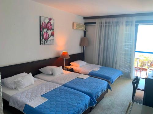 Giường trong phòng chung tại CORPUS B - Hotel Albatros