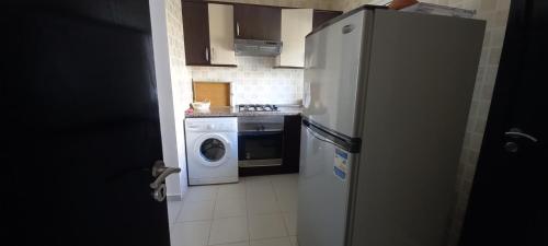 uma cozinha com um frigorífico e uma máquina de lavar roupa em Magnifique Villa Al Cudia Smir vue Mer Fnideq / Mdiq em Fnideq