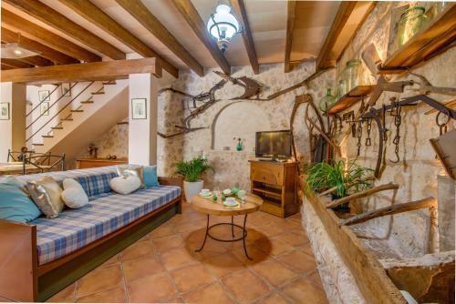 Una sala de estar con un sofá y un televisor. en Ideal Property Mallorca - Cal Tio, en Sa Pobla