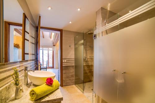 un baño con lavabo y ducha en Ideal Property Mallorca - Cal Tio, en Sa Pobla