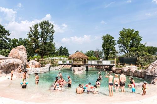 um grupo de pessoas na água em um parque aquático em CASA VACANZA GIAVENO - 8 KM Sacra di San Michele em Giaveno