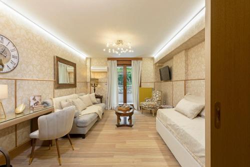 Vouliagmeni's Elegance by Acropolis Suites