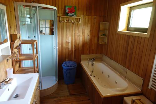 ein Bad mit einer Badewanne, einer Dusche und einem Waschbecken in der Unterkunft Bel Air en Chartreuse in Saint-Pierre-de-Chartreuse
