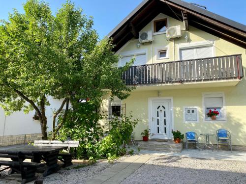 una casa con un tavolo da picnic di fronte di House Kajfes a Jezerce