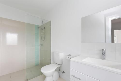 un bagno bianco con un water e un lavandino di Seaview Apollo Escape - BYO Linen a Apollo Bay