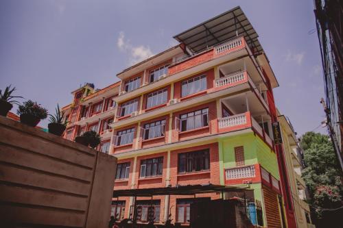 ein mehrfarbiges Gebäude mit vielen Fenstern in der Unterkunft Thamel Hotel & Spa in Kathmandu