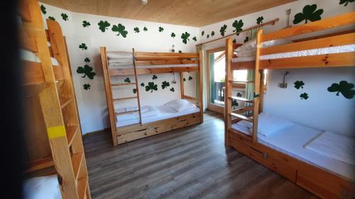Katil dua tingkat atau katil-katil dua tingkat dalam bilik di Alpking Hostel
