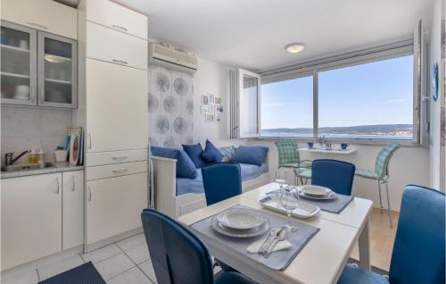 Posezení v ubytování Cozy Apartment In Crikvenica With Wifi