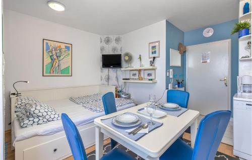 Kuchyň nebo kuchyňský kout v ubytování Cozy Apartment In Crikvenica With Wifi