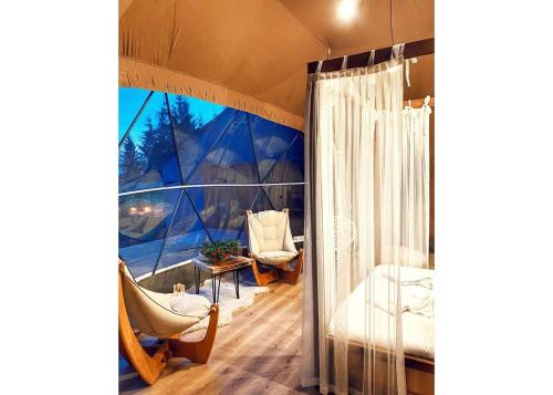 Zimmer mit einem Zelt mit einem Bett und einem Fenster in der Unterkunft Çatı Katı Bungalow & Dome in Çivril