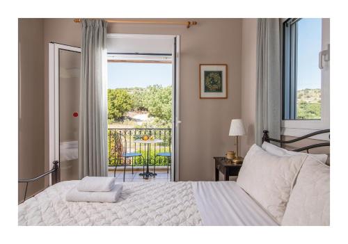 - une chambre avec un grand lit et un balcon dans l'établissement Family Villa Gerani Daphni with Children's Pool and Bqq Area!, à Réthymnon