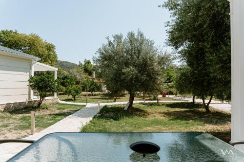 Κήπος έξω από το Oikies Verde