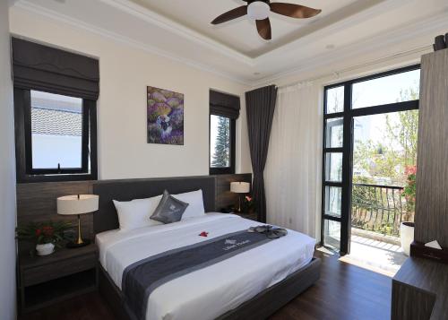 Postel nebo postele na pokoji v ubytování Khách sạn LiLac Hotel Đà Lạt