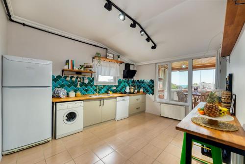 een keuken met een koelkast en een vaatwasser bij Dualis Hotel in Istanbul