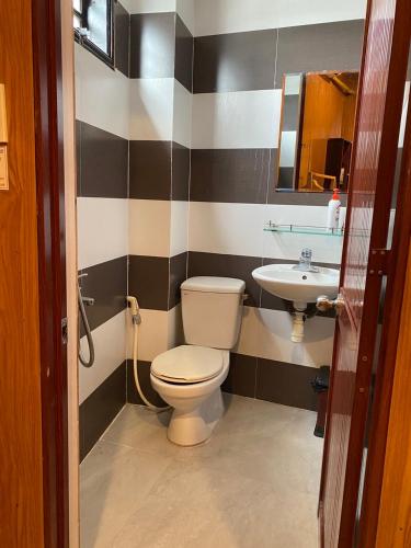 a bathroom with a toilet and a sink at Hue Happy Homestay in Hue