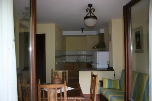Il dispose d'une cuisine et d'un salon avec un canapé et une table. dans l'établissement Casa de la abuela María, à Libros