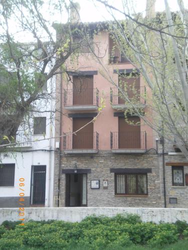 a pink building with a balcony on top of it at Casa de la abuela María in Libros