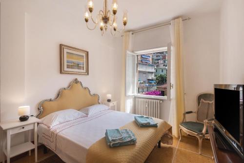 a bedroom with a bed and a window at Casa Parco Casale in Rapallo