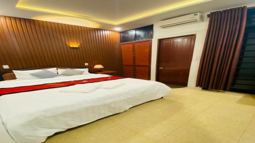 a bedroom with a large white bed in a room at Hue Happy Homestay in Hue