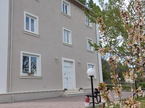 une maison blanche avec une porte et des fenêtres blanches dans l'établissement AGRI ART, à San Benedetto Ullano