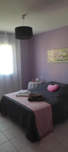 A bed or beds in a room at Montignac lascaux chambre