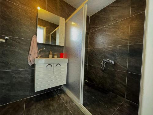 W łazience znajduje się prysznic i umywalka. w obiekcie Bodrum Gündoğan Koyu Havuzlu Site w Bodrum