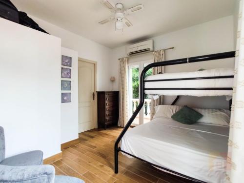 - une chambre avec des lits superposés et une fenêtre dans l'établissement Casa Armonía, à Benissa