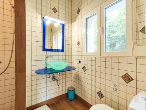 La salle de bains est pourvue d'un lavabo et d'un miroir. dans l'établissement Casa Armonía, à Benissa
