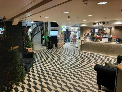 坦佩雷的住宿－Lapinniemen kattohuoneistot Tampereella，一个带沙发和结账柜台的商店大堂