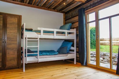 a room with two bunk beds in a cabin at Chalet am Ölberg mit Badefass und Altholzsauna in Waldmünchen