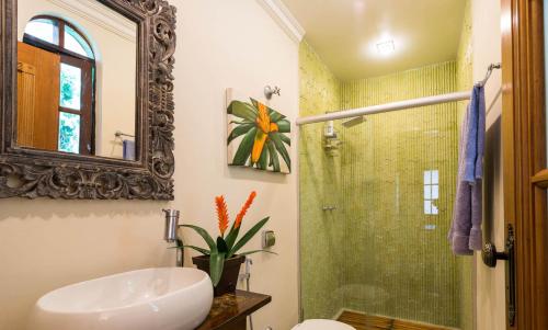 y baño con lavabo y ducha. en The Coral Penthouse in Rio de Janeiro - 7 Bedrooms, en Río de Janeiro