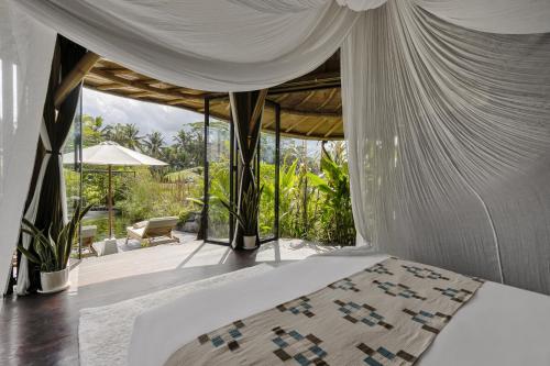 Ένα ή περισσότερα κρεβάτια σε δωμάτιο στο Earthship Ubud Eco Villa